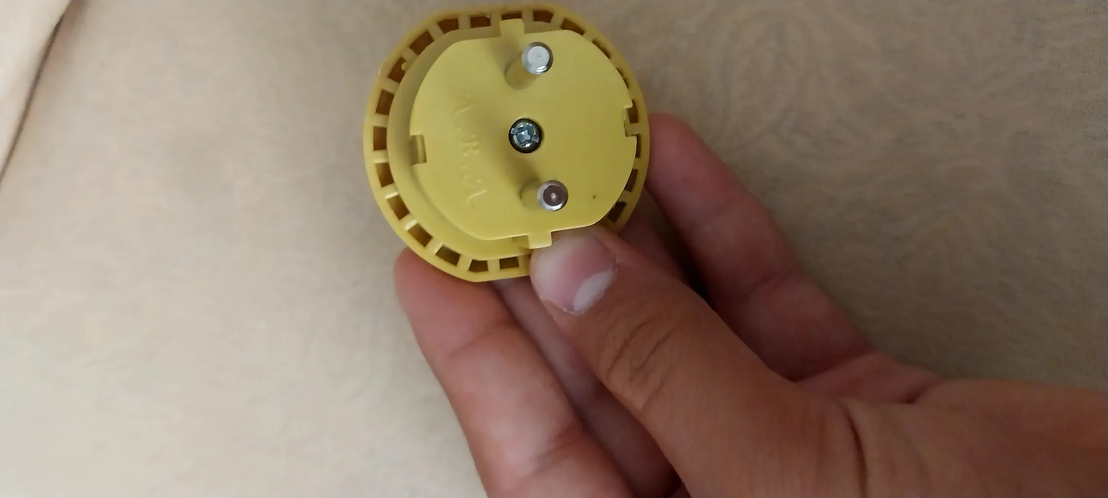 مبدل برق 3 به 2 آریو مدل A01