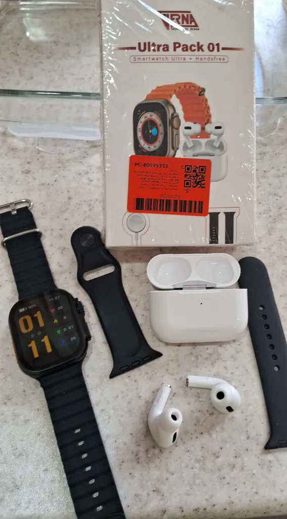 ساعت هوشمند ورنا مدل Ultra pack 01 به همراه هندزفری بیسیم دارای قابلیت های قابلیت مکالمه از طریق بلوتوث، کنترل موسیقی (Music Player)، پشتیبانی از زبان فارسی در منو و سیستم‌عامل بند سیلیکون