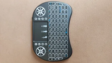 مینی کیبورد بی‌سیم همراه با تاچ‌پد مدل 08RF/2.2 Persian