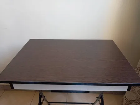 میز تحریر تاشو و تنظیم شو یاس سفید تک باکس دار