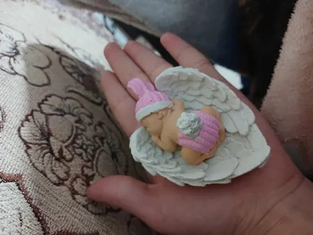 مجسمه سنگی مدل نوزاد روی بال فرشته