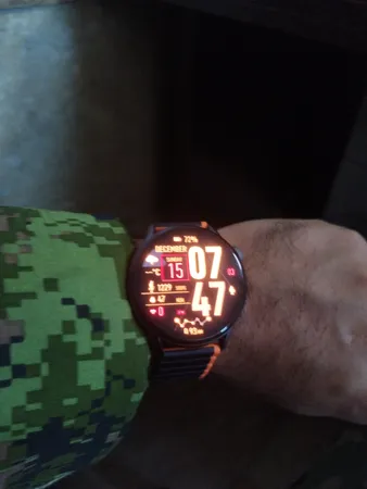 ساعت هوشمند گلوریمی مدل M2 MAX دارای قابلیت های صفحه نمایش رنگی، صفحه نمایش لمسی، قابلیت مکالمه از طریق بلوتوث بند سیلیکون