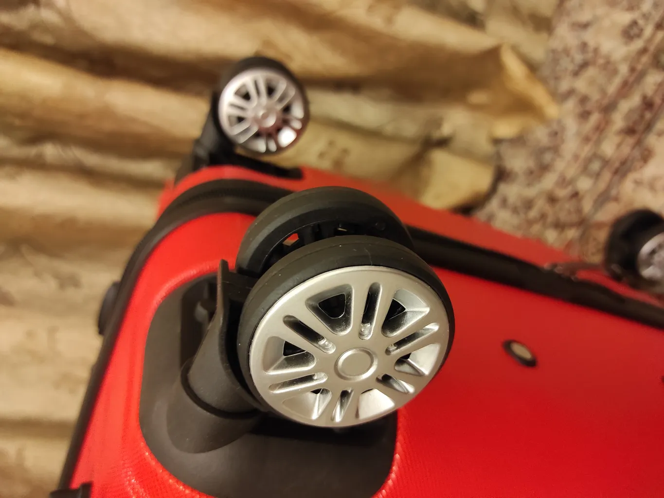 چمدان دیسکاوری مکس مدل 111 سایز متوسط ارتفاع 62 سانتی متر