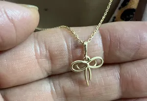 تجریه خرید آویز گردنبند طلا 18 عیار زنانه حانیه طرح پاپیون