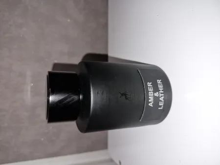 ادو پرفیوم مردانه الحمبرا مدل Amber and Leather با رایحه گرم و تلخ حجم 100 میلی لیتر