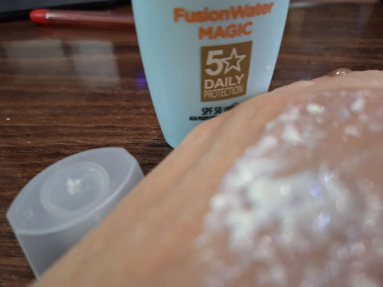 فلوئید ضدآفتاب بدون رنگ ایزدین SPF50 مدل Fusion Water Magic ‌مناسب انواع پوست، حجم 50 میلی‌لیتر