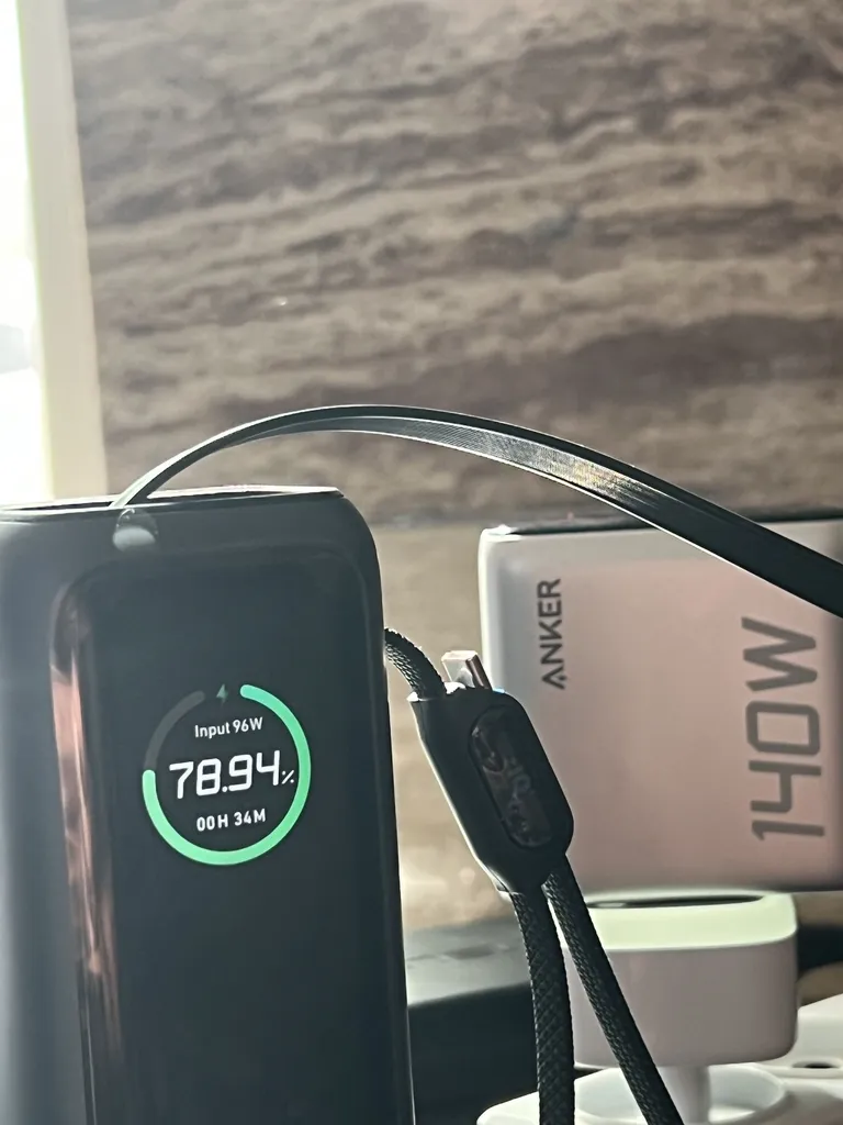 پاوربانک 100 وات انکر مدل A1695 ظرفیت 25000 میلی آمپر ساعت به همراه دو کابل USB-C