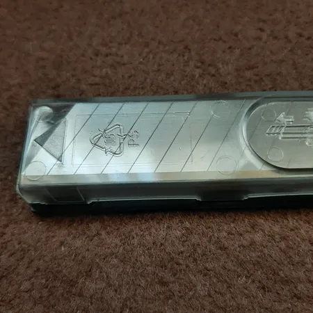 تیغ کاتر مدل لبه تیتانیوم 14 خط شکست بسته 10عددی