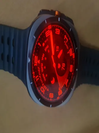 ساعت هوشمند سامسونگ مدل Galaxy Watch Ultra دارای قابلیت های کنترل موسیقی (Music Player)، قابلیت مکالمه از طریق بلوتوث، قابلیت تغییر طرح ساعت یا تم، صفحه همیشه روشن (Always-on Display)، پشتیبانی از دستیار صوتی بند سیلیکون