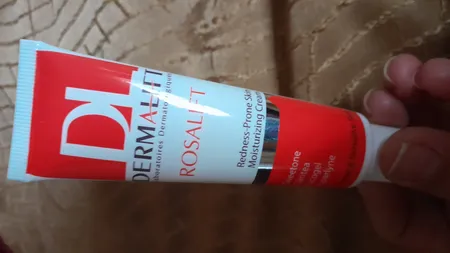 کرم مرطوب کننده صورت درمالیفت مدل  Rosalift مناسب پوست‌های حساس حجم 30 میلی لیتر