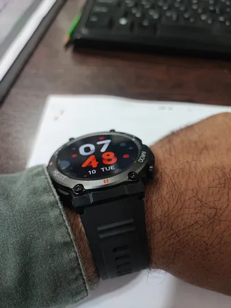 ساعت هوشمند مدل G͏9͏9͏ U͏ltra دارای کنترل موزیک، فشار خون، گام شمار، مکالمه بلوتوثی، پشتیبانی از زبان فارسی، قابلیت تغییر تصویر زمینه، بند سیلیکون