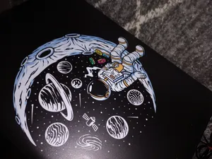 تجریه خرید استیکر لپ تاپ توییجین و موییجین طرح Astronaut کد 08 مناسب برای لپ تاپ 15.6 اینچ به همراه برچسب حروف فارسی کیبورد