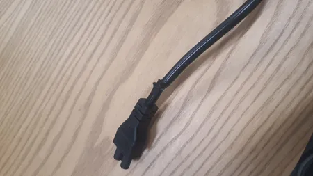 کابل برق سه پین مدل OSCAR طول 1.8 متر