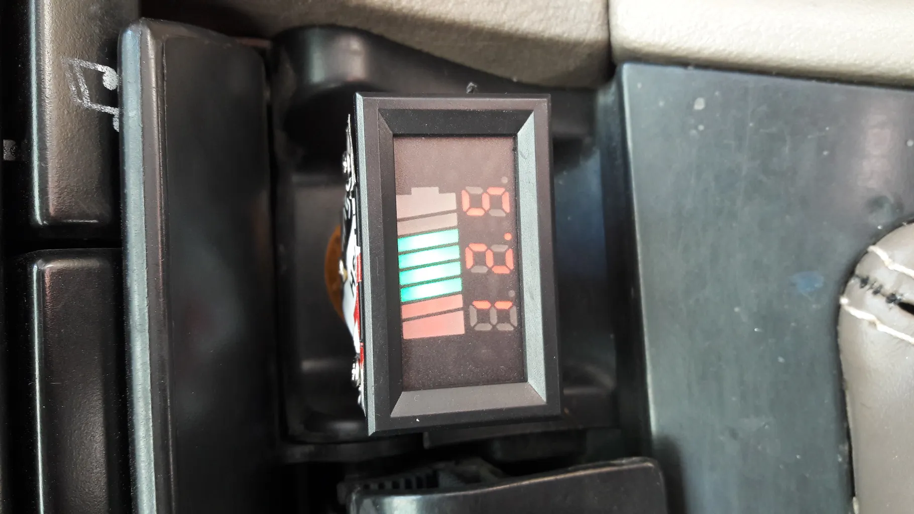 نمایشگر میزان شارژ باطری مدل A001