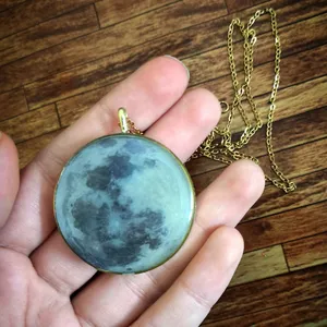 تجریه خرید آویز گردنبند مدل رزینی شبتاب طرح ماه کامل