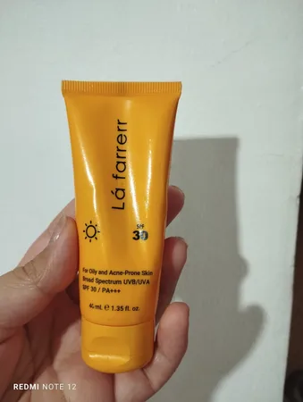 کرم ضدآفتاب و ضدلک بی‌رنگ لافارر مدل SPF30، مناسب پوست‌های چرب، حجم 40 میلی‌لیتر