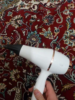 سشوار حرفه‌ای وی جی ار مدل V-414، موتور AC با توان مصرفی 2200 وات، دارای فناوری تولید یون، دارای حلقه آویختن، با حالت صاف‌کننده و حجم‌دهنده، وزن 802 گرم، تنظیم حرارت 3 حالته و کنترل سرعت 2 حالته، به همراه 3 عدد سری متمرکزکننده