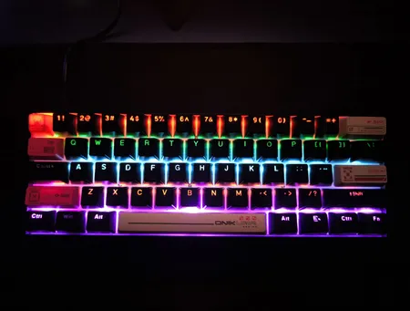 کیبورد گیمینگ اونیکوما مدل G55 RGB، مکانیکال سوییچ قهوه‌ای، Tenkeyless، نورپردازی RGB