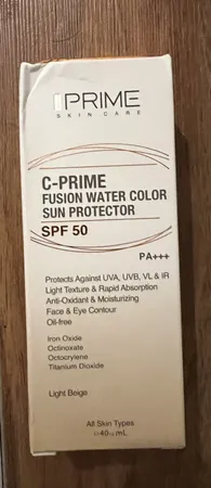 فلوئید ضد آفتاب رنگی پرایم، SPF 50، مدل فیوژن واتر، مناسب انواع پوست  با تنالیته روشن و حجم 40 میلی لیتر، محافظت‌کننده در برابر  اشعه‌های PA++++ ،UVA ،UVB، دارای فرمولاسیون فاقد چربی، ویتامین سی و آنتی اکسیدان، با ماندگاری 4 ساعته