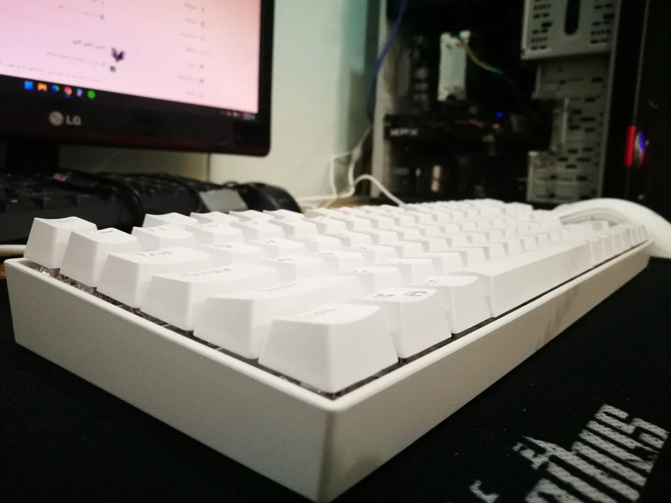 کیبورد گیمینگ ردراگون مدل K552 Kumara، سوییچ مکانیکال قرمز، Tenkeyless، نورپردازی RGB، قابلیت Anti-Ghosting