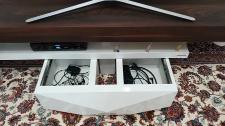 میز تلویزيون راهپود مدل آفتابگردان به همراه طبقه دیواری