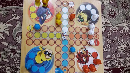 بازی منچ و مارپله تخته چوبی مدل Animals