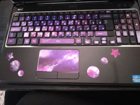 استیکر لپ تاپ طرح spa-ce 09 به همراه برچسب حروف فارسی کیبورد