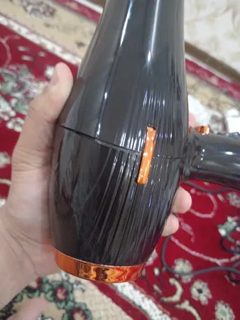 سشوار حرفه‌ای جی دبلیو مدل 6627، موتور AC با توان مصرفی 9000 وات، دارای قابلیت باد سرد، طراحی ارگونومیک، با حالت صاف‌کننده و حجم‌دهنده، وزن 480 گرم، تنظیم حرارت 3 حالته و کنترل سرعت 2 حالته، به همراه 1 عدد سری متمرکزکننده پهن