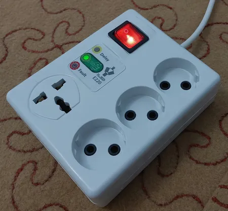 محافظ ولتاژ آی لِد مدل یونیورسال دیجیتالی کد E220