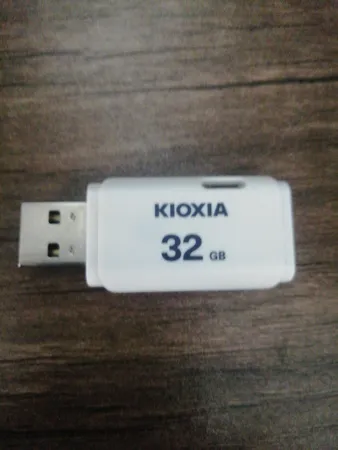 فلش مموری کیوکسیا مدل U202 ظرفیت 32 گیگابایت