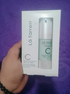 تجریه خرید سرم ضد چروک و روشن کننده لافارر مدل Vitamin C حجم 30 میلی لیتر