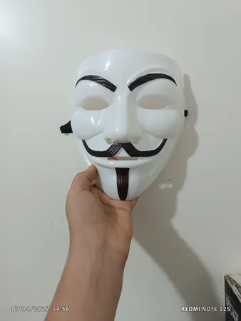 ماسک ایفای نقش مدل وی