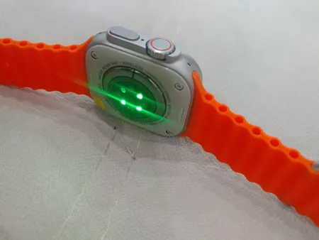 ساعت هوشمند مدل HK9 ULTRA 2 MAX دارای قابلیت های صفحه نمایش رنگی، صفحه نمایش لمسی، کنترل موسیقی (Music Player)، کنترل سطح اکسیژن خون، قابلیت مکالمه از طریق بلوتوث، پشتیبانی از زبان فارسی در منو و سیستم‌عامل بند سیلیکون