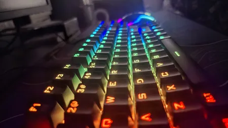 کیبورد گیمینگ ردراگون مدل K552 Kumara، سوییچ مکانیکال قرمز، Tenkeyless، نورپردازی RGB، قابلیت Anti-Ghosting