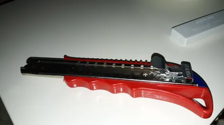 کاتر مدل 211 به همراه تیغ یدک