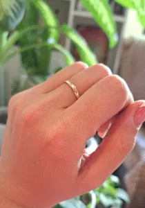 تجریه خرید انگشتر طلا 18 عیار زنانه با طرح حلقه ساده دوست خوب مدل DK351 سایز 54