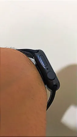 ساعت هوشمند اپل مدل SE دارای قابلیت های صفحه نمایش لمسی بند سیلیکون