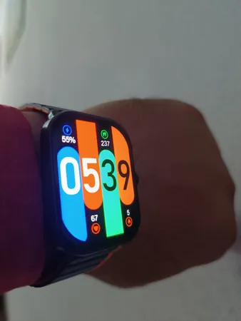 ساعت هوشمند گلوریمی مدل GS1 Pro 2024 دارای قابلیت های صفحه نمایش رنگی، صفحه نمایش لمسی، کنترل موسیقی (Music Player)، کنترل سطح اکسیژن خون، قابلیت مکالمه مستقیم، قابلیت مکالمه از طریق بلوتوث، پشتیبانی از زبان فارسی در منو و سیستم‌عامل بند سیلیکون