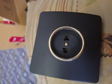 پریز صنایع آسیا الکتریک مدل کریستال BLK-GLD