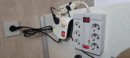 محافظ ولتاژ پارت الکتریک مدل 8787