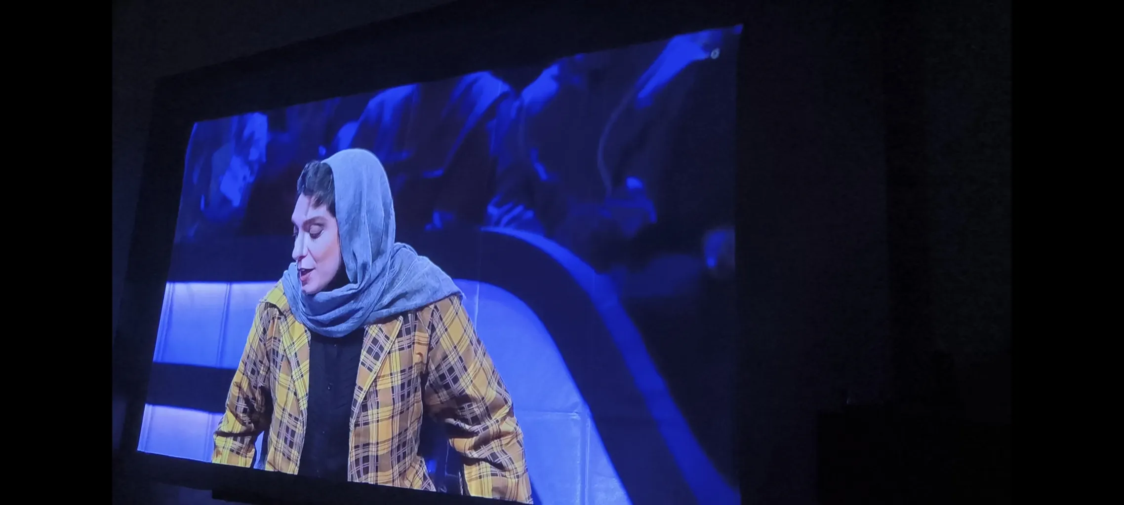 مینی ویدئو پروژکتور النز مدل SD550 به همراه پرده نمایش