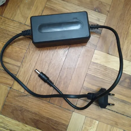 آداپتور 12 ولت 2 آمپر مدل SL-142 مناسب برای دوربین مداربسته