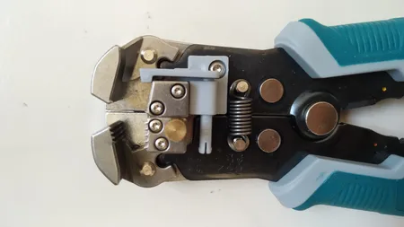 انبر سیم لخت کن اتوماتیک توتال مدل THT15246 سایز 210 میلی متر