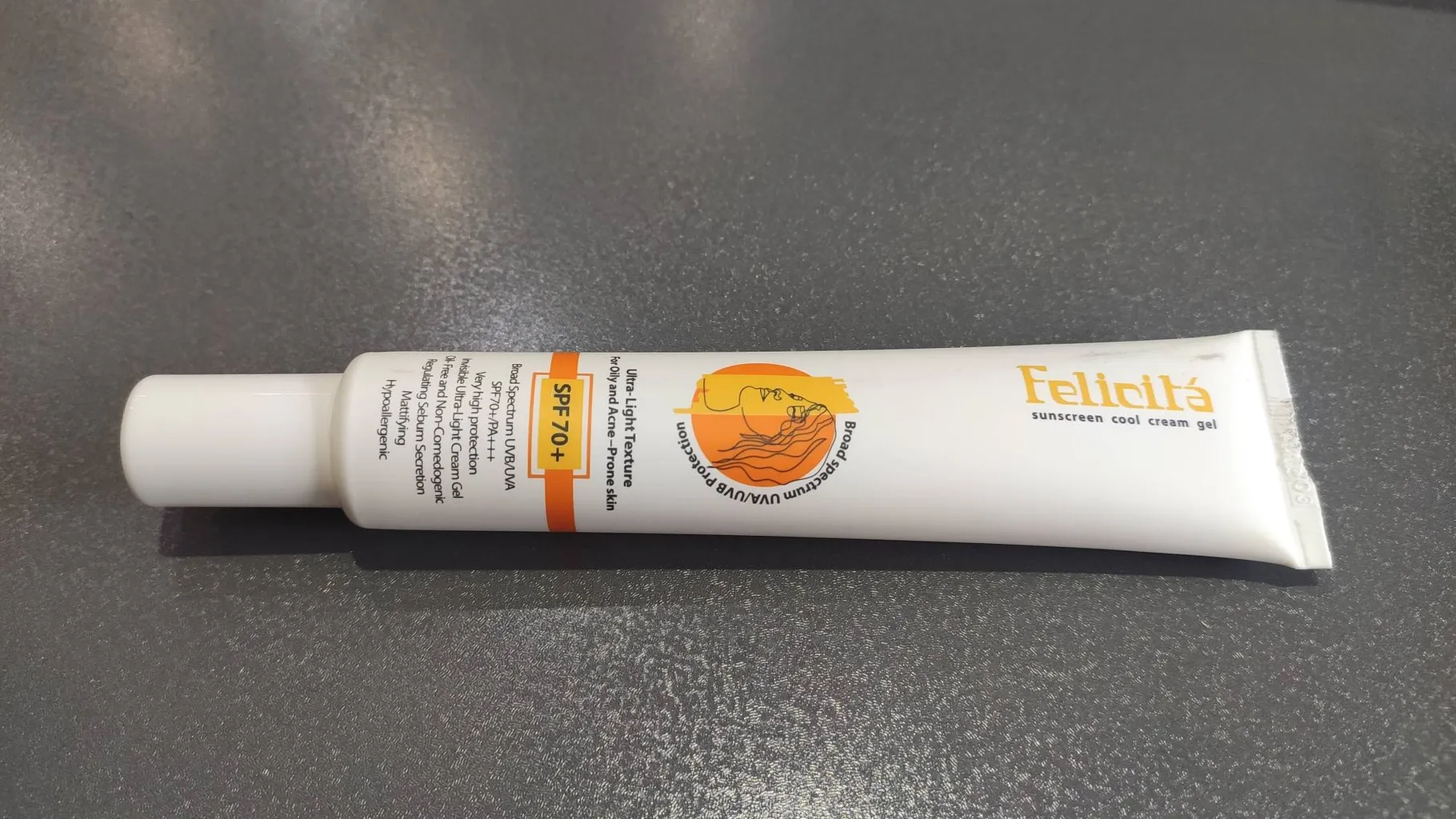 کرم ضد آفتاب بی‌رنگ فلیچیتا SPF70 مدل 01 محافظ UVA و UVB، حاوی ویتامین C و E، مناسب برای پوست چرب و حساس حجم 40 میلی لیتر