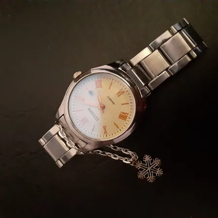 آویز ساعت زنانه طرح دانه برف