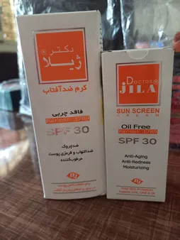 کرم ضد آفتاب و ضد چروک بی‌رنگ دکتر ژیلا، Spf 30، مدل Parsol 1789، مناسب پوست‌های چرب و مختلط با حجم 65 میلی‌لیتر، محافظت‌کننده در برابر اشعه‌های UVA و UVB، ضد پیری، دارای فرمولاسیون فاقد چربی، ویتامین‌های C و E، با ماندگاری 2 ساعته