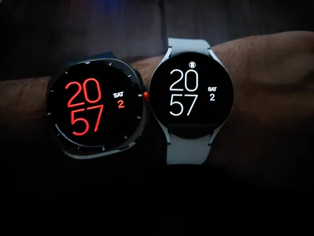 ساعت هوشمند سامسونگ مدل Galaxy Watch Ultra دارای قابلیت های کنترل موسیقی (Music Player)، قابلیت مکالمه از طریق بلوتوث، قابلیت تغییر طرح ساعت یا تم، صفحه همیشه روشن (Always-on Display)، پشتیبانی از دستیار صوتی بند سیلیکون