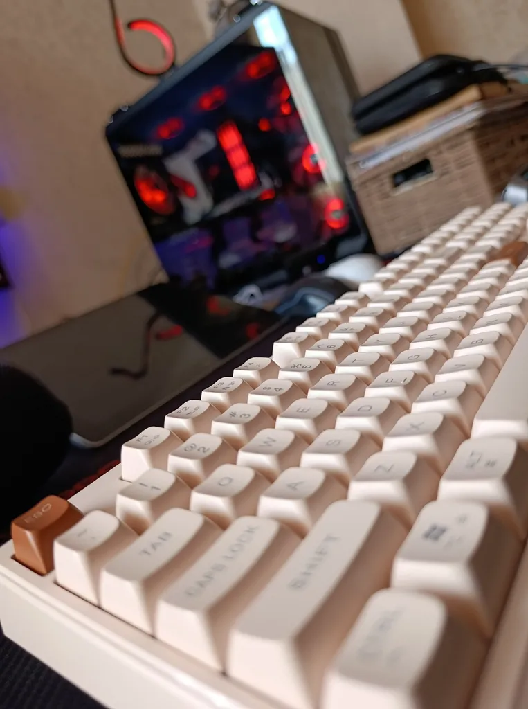 کیبورد بی سیم لاجی کی مدل K330CW، سوییچ ممبران، Full-Size، نورپردازی RGB