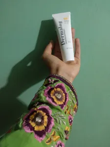تجریه خرید کرم ضد آفتاب بی‌رنگ درمالوگ، SPF 50، مدل anti spot، مناسب انواع پوست با حجم 50 میلی‌لیتر، فاقد پارابن، محافظت‌کننده در برابر اشعه‌های UVA و UVB، ضد چروک، ضد لک و پیری، دارای فرمولاسیون تیتانیوم دی اکساید و زینک اکساید، با ماندگاری 4 ساعته