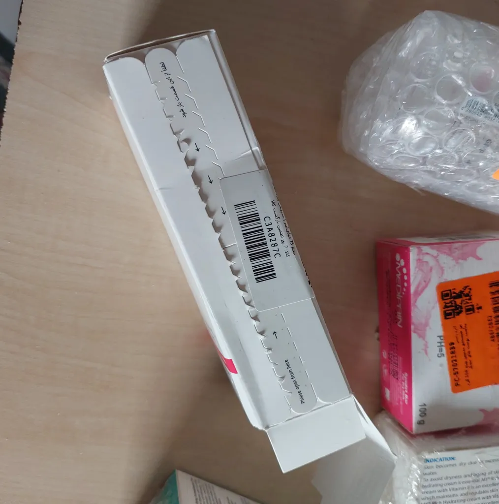 کرم کنترل‌کننده چربی و آبرسان لافارر مدل 01 مناسب پوستهای چرب و مستعد آکنه حجم 75 میلی‌لیتر